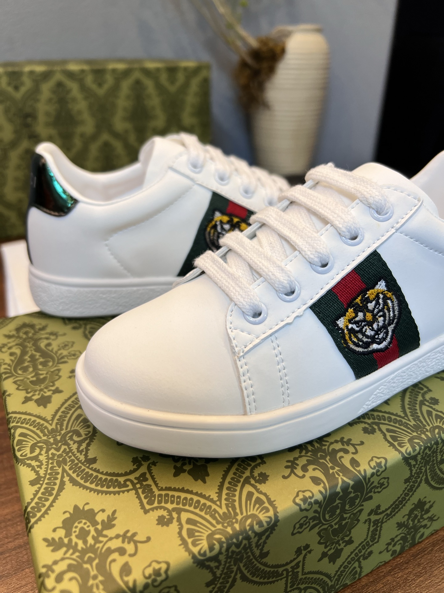 Children's shoes child